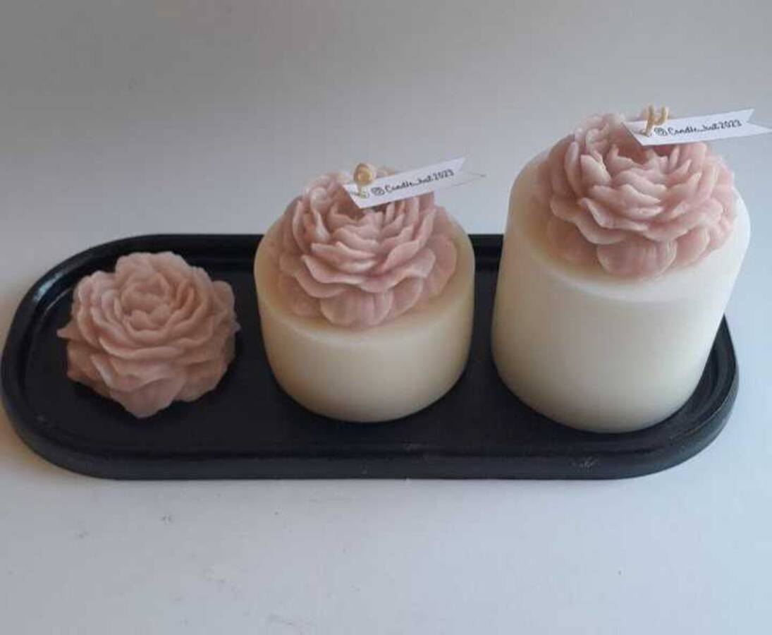 شمع استوانه و گل آلاله