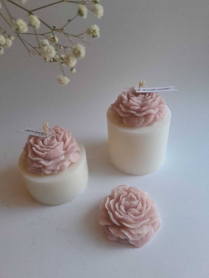 شمع استوانه و گل آلاله