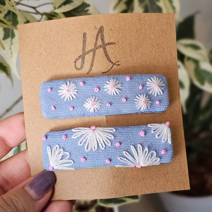 گل سر گلدوزی بابونه آبی