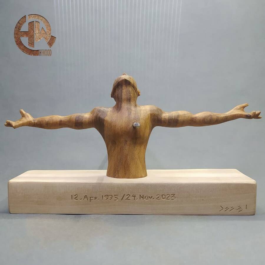 مجسمه چوبی از گور برخاسته