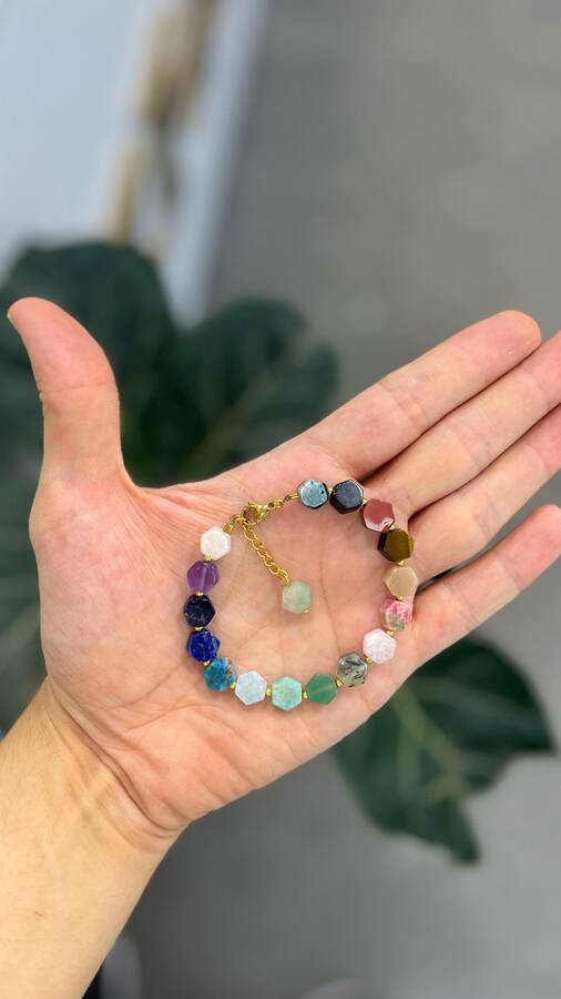 دستبندهای تراش 6 ضلعی با تنوع 16 سنگ مختلف