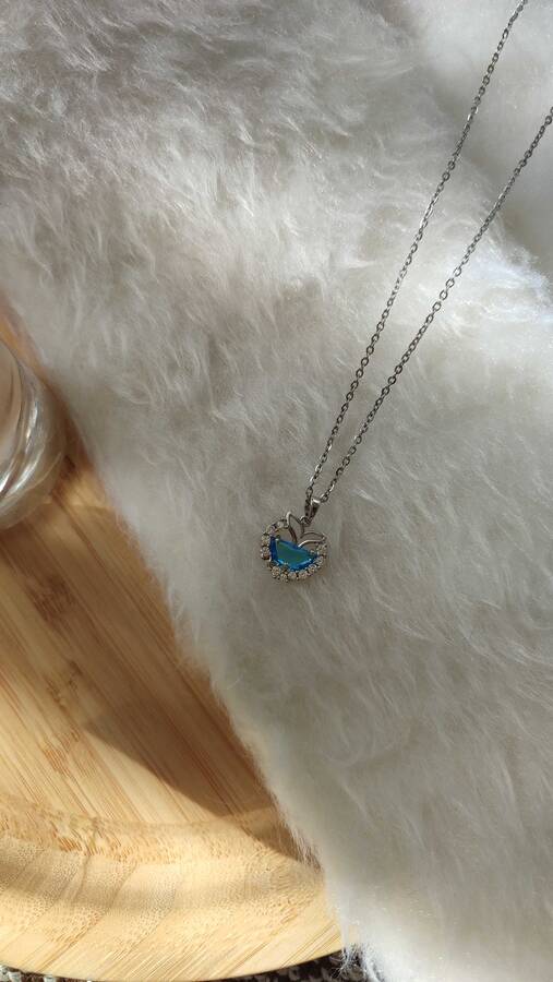 گردنبند دم وال و دریاچه